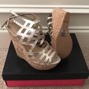 Size 8 never worn  selling 25